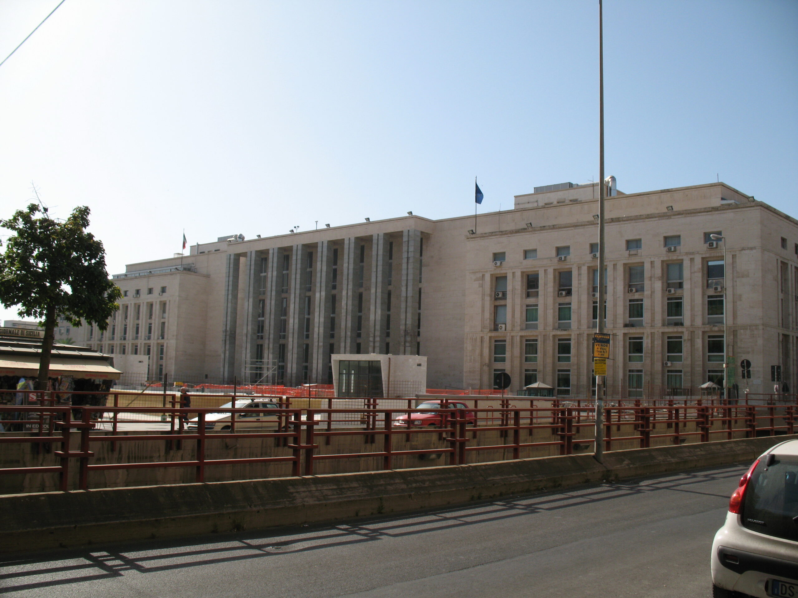La facciata del Palazzo di Giustizia di Palermo, sede della Procura della Repubblica